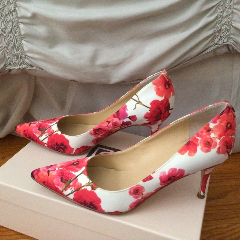 MEDIUM PINK FABRIC FLORAL HIGH HEELS- IVANKA TRUMP “ BONI2- SIZE 8 MED - Picture 5 of 7